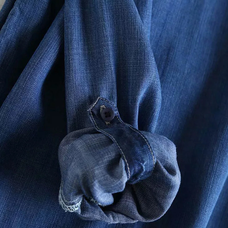 Dam denimskjorta i blått, stylad för en avslappnad look.