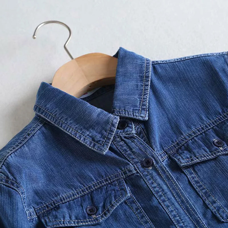 En modell som bär den blå dam denimskjortan, visar hur den faller.