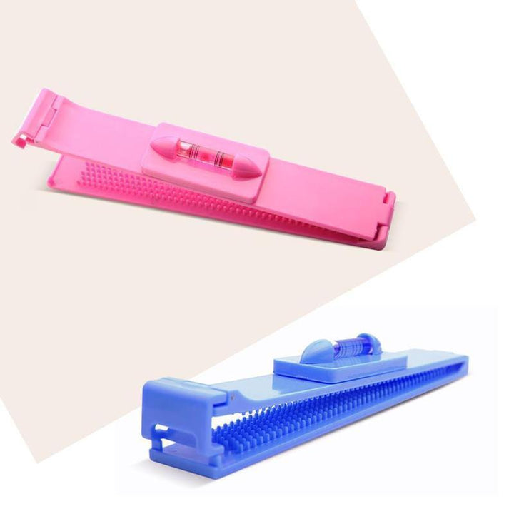 Hårklippningskit för hemmabruk i blått eller rosa. Innehåller två delar och är perfekt för gör-det-själv-frisyrer för både barn och vuxna. Lätt att använda.