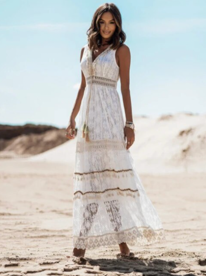 Bekväm boho sommarklänning för dam, en ärmlös maxiklänning med V-ringning. Idealisk som elegant strandklänning.