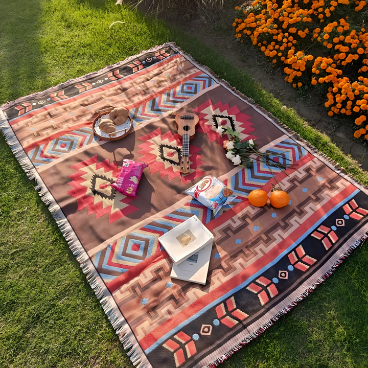 Bohemisk picknickfilt med unikt mönster, idealisk för avkoppling i det gröna.
