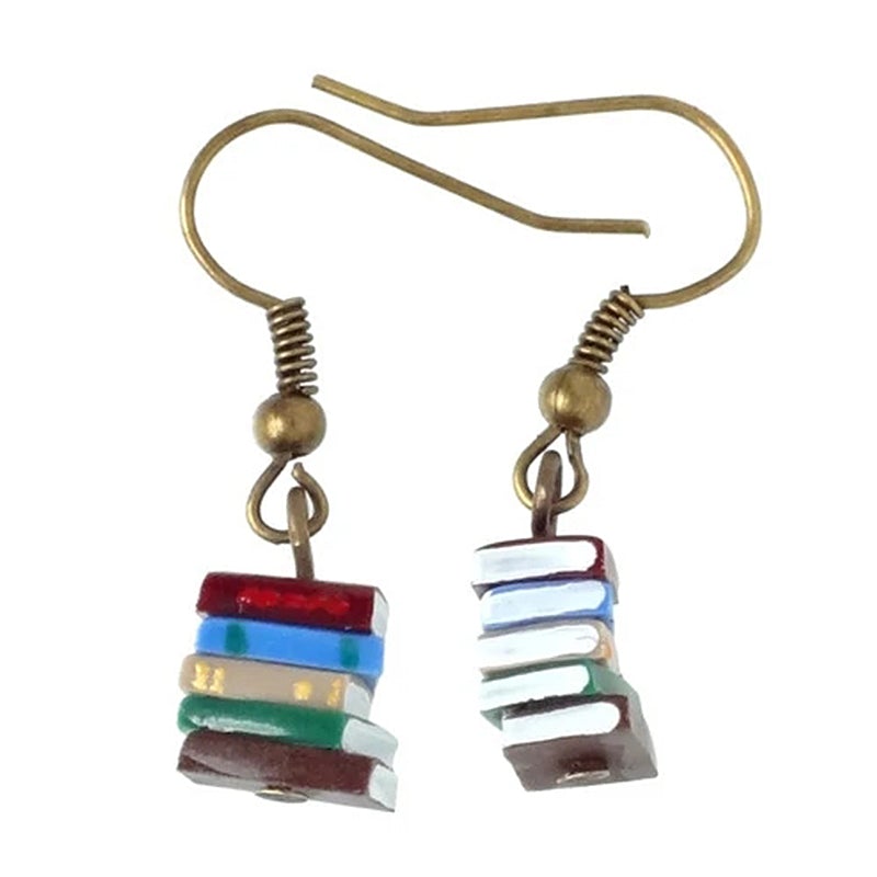 Örhängen med bokmotiv, handmålade damaccessoarer, design med liten bokhög, unikt stilfullt smycke för litteraturentusiaster.