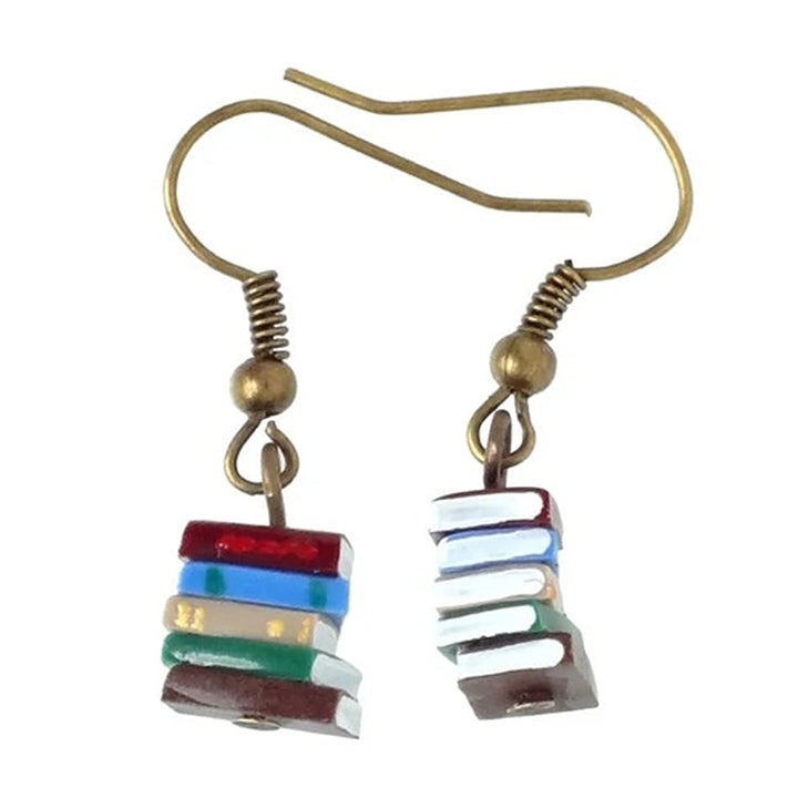Örhängen med bokmotiv, handmålade damaccessoarer, design med liten bokhög, unikt stilfullt smycke för litteraturentusiaster.