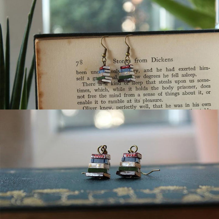 Örhängen med bokmotiv, handmålade damaccessoarer, design med liten bokhög, unikt stilfullt smycke för litteraturentusiaster.