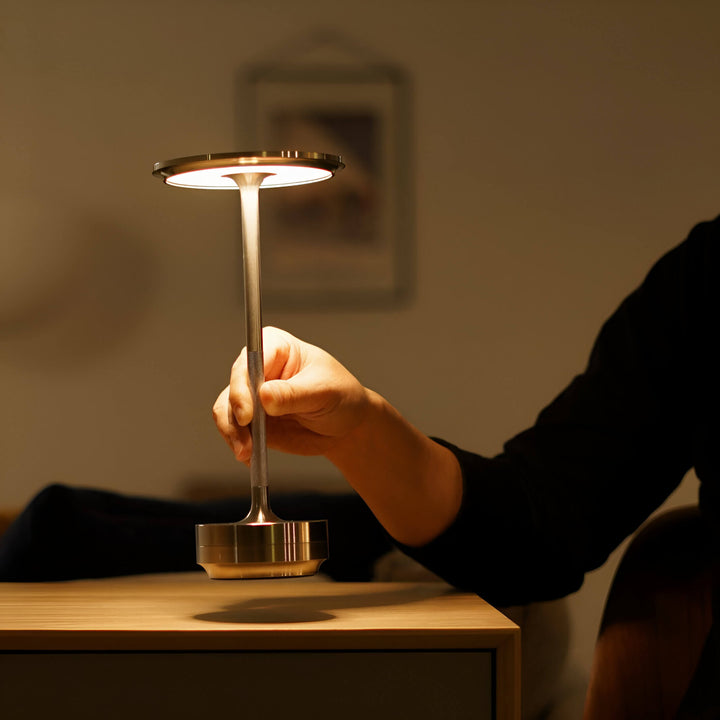 Närbild på touch-kontroll för den sladdlösa LED-lampan