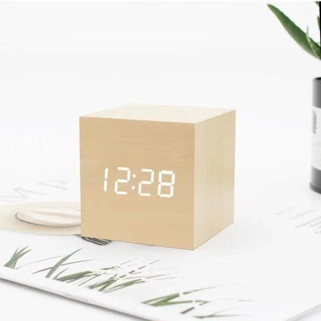 Närbild på digital träväckarklocka med LED-display