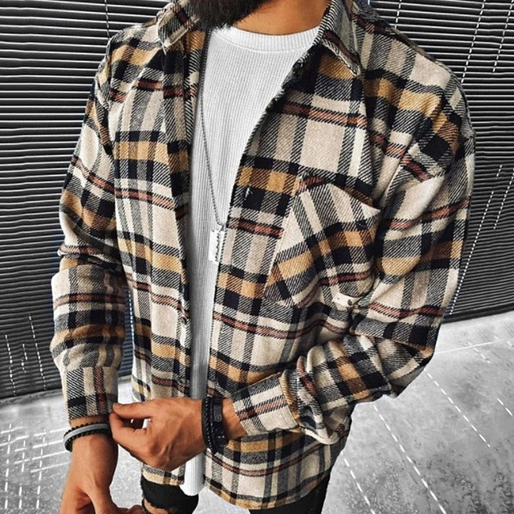 Man i rutigt overshirt framifrån