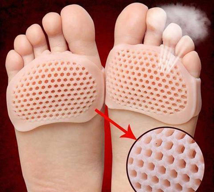 Närbild på andningsbara metatarsal kuddar med ventilationsporer på fötterna