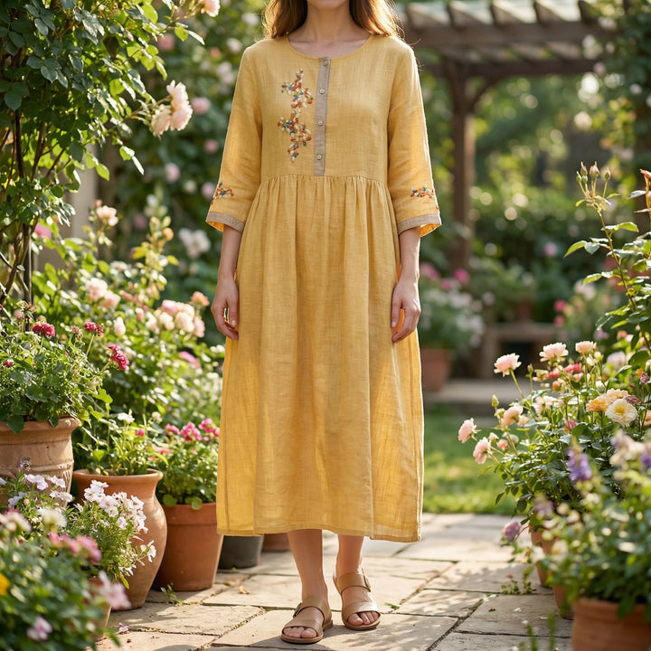 Broderad damklänning i etnostil, perfekt som luftig sommarklänning för en avslappnad boho-look.