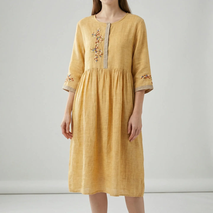 Elegant broderad klänning i etnostil för kvinnor, en bekväm och stilren sommar- och vardagsklänning.