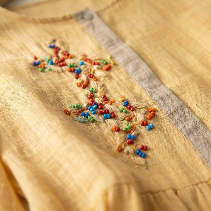 Luftig sommarklänning i broderad etnostil. Idealisk casual damklänning för varma dagar.