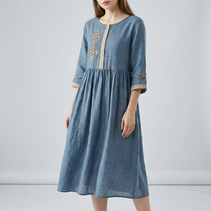 Boho-inspirerad damklänning med broderier i etnostil. Perfekt som vardagsklänning för sommaren.