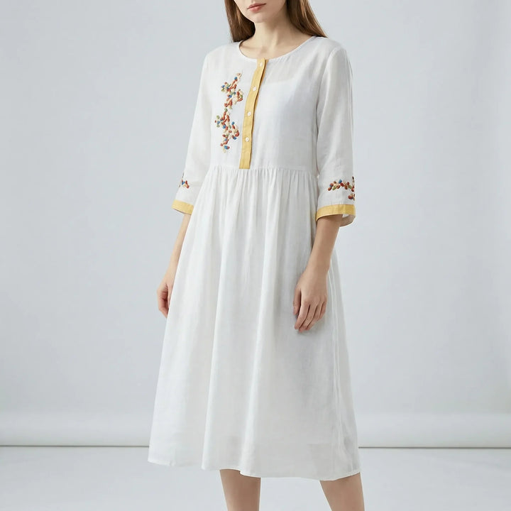Etnostil broderad damklänning, en luftig och casual sommarfavorit för en avslappnad look.