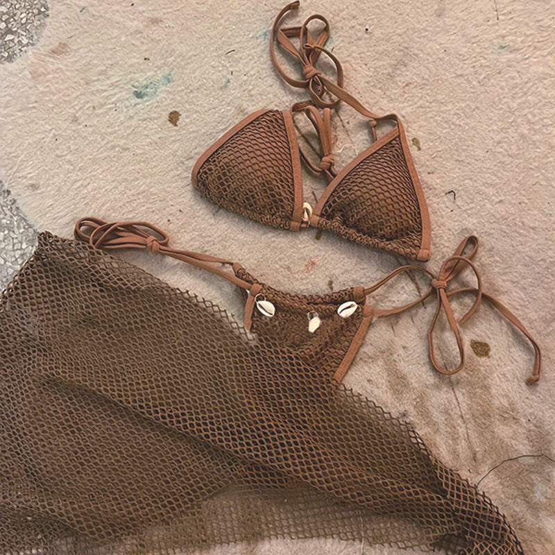 Modernt badmode: brun bikini-set för dam med unikt nätöverdrag & flexibla remmar.