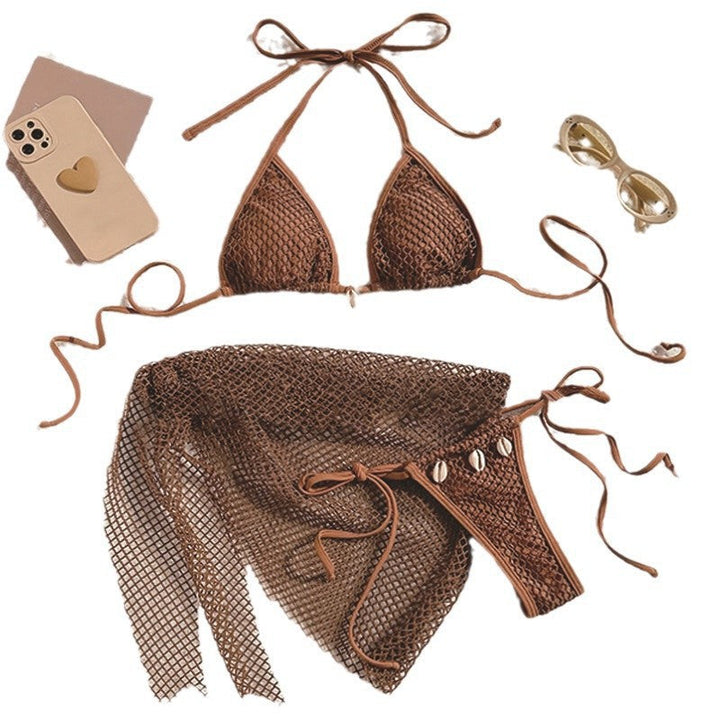 Trendig brun bikini med matchande nätöverdrag, perfekt för sommar & soliga dagar på stranden.