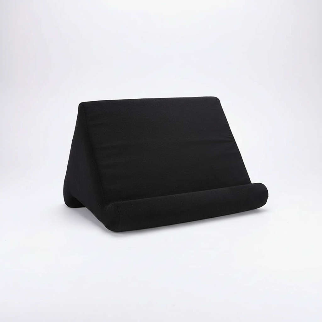 Mjuk ComfyStand tabletthållare i brun färg. Njut av bekväma filmkvällar och handfri underhållning.