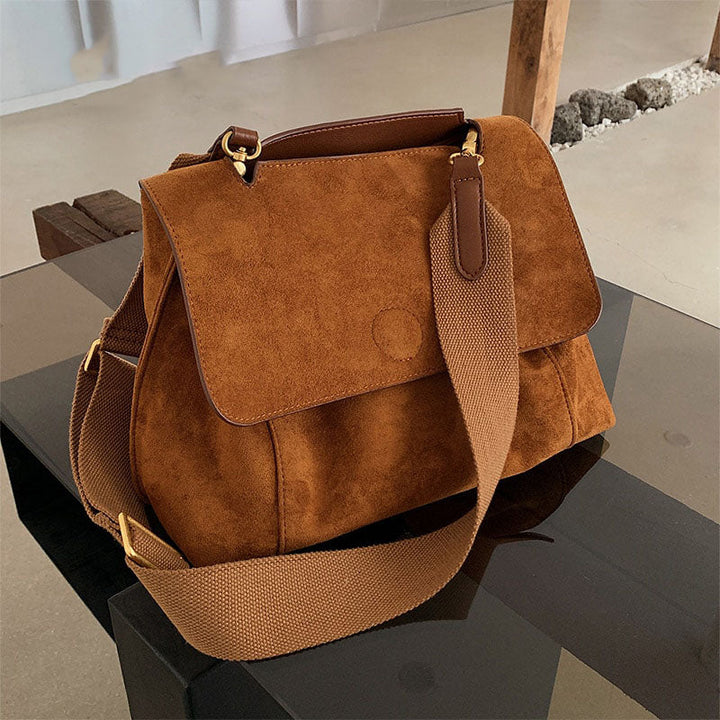 Brun crossbodyväska för damer. Elegant vardagsväska med justerbar axelrem, perfekt modeaccessoar.