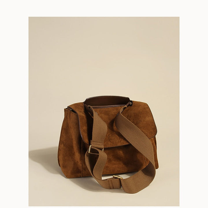 Detaljbild brun damväska. Högkvalitativ crossbodyväska med textur, kompakt och stilren för kvinnlig stil.