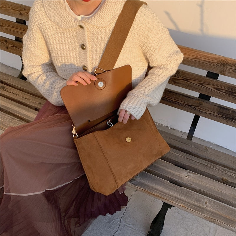 Dam bär brun crossbodyväska. Praktisk vardagsväska som modeaccessoar, elegant passform för en kvinnlig stil.