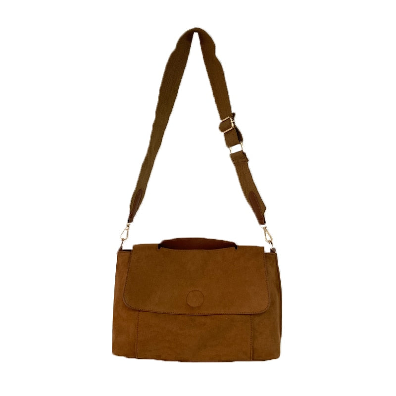Stilren axelremsväska på dam. Kompakt brun crossbodyväska för vardagen, bekväm och praktisk design.