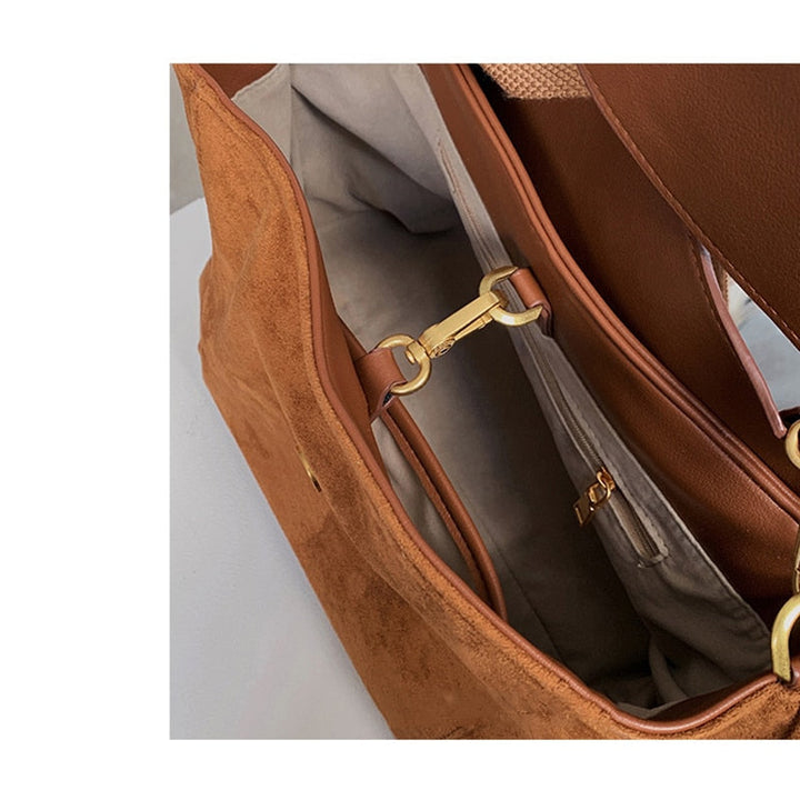 Brun damväska: rymlig crossbodyväska för vardagen. Praktisk kompaktväska som elegant modeaccessoar.