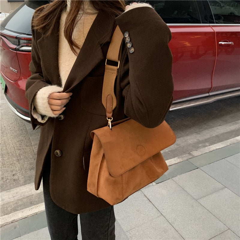 Elegant brun crossbodyväska. Damväska med stilren design och justerbar axelrem, perfekt för vardag & fest.