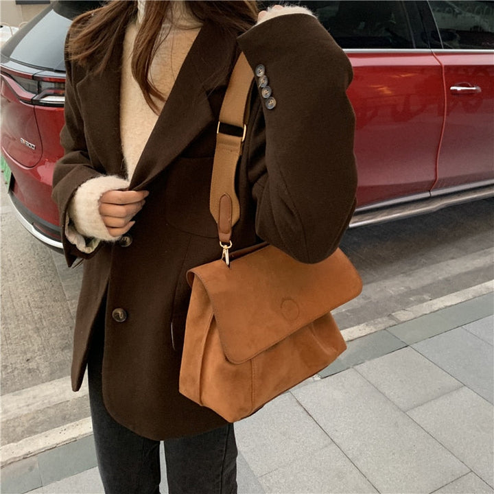 Elegant brun crossbodyväska. Damväska med stilren design och justerbar axelrem, perfekt för vardag & fest.