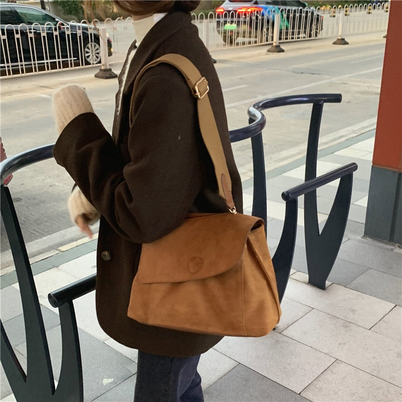 Mångsidig brun axelremsväska. Dam crossbodyväska för all-year stil, en praktisk och elegant modeaccessoar.
