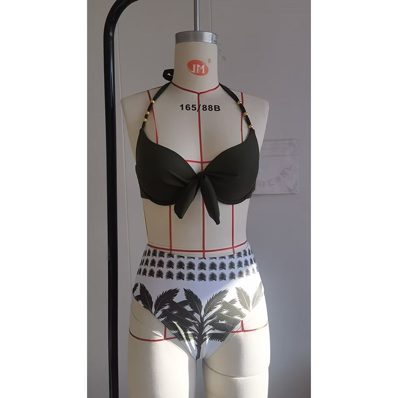 Klassisk brun triangelbikini för dam med justerbar rem och elegant knut. Tidlösa badkläder för stranden.