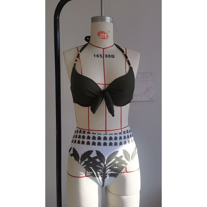 Klassisk brun triangelbikini för dam med justerbar rem och elegant knut. Tidlösa badkläder för stranden.