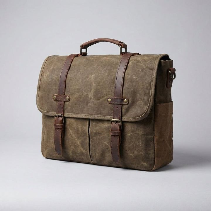 Elegant herrskulderväska i nötläder, perfekt som praktisk messenger för arbete och fritid.