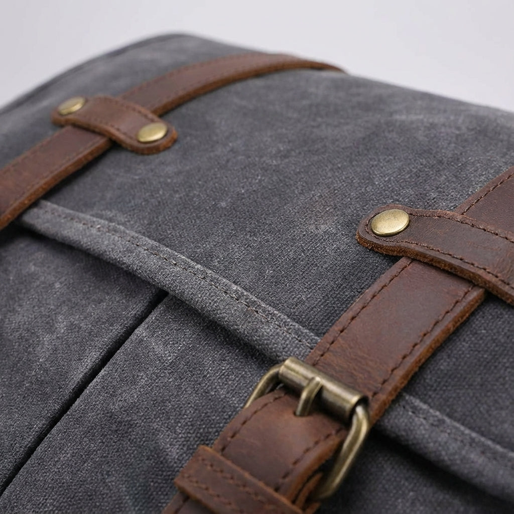 Grå läder axelremsväska för män. Robust crossbody messengerväska med justerbar rem för komfort.