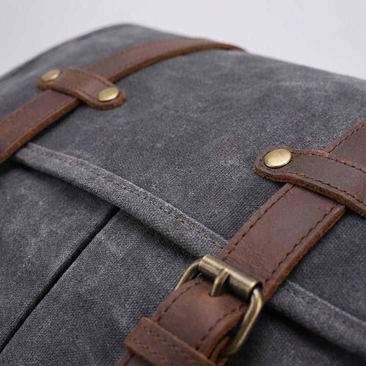 Grå läder axelremsväska för män. Robust crossbody messengerväska med justerbar rem för komfort.