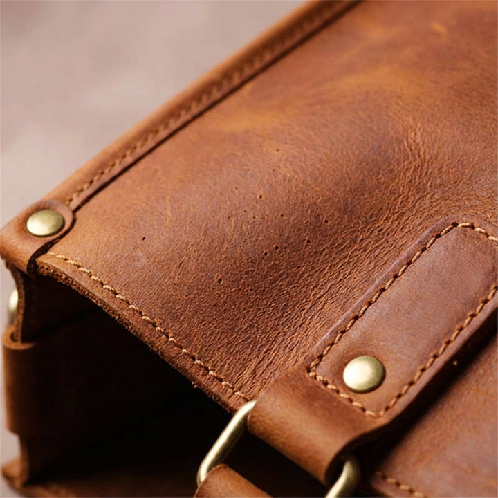 Svart vintage laptopväska i läder, unisex. Stilren axelremsväska för kontor & möten.