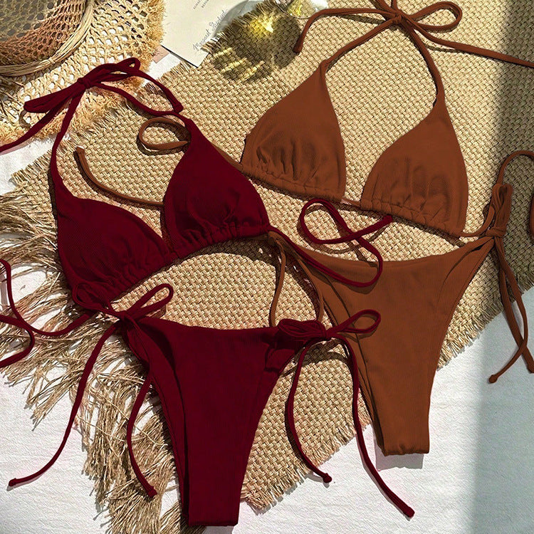 Vacker brunröd triangelbikini för dam med vaddering och justerbara band. Idealisk för bad & strand.