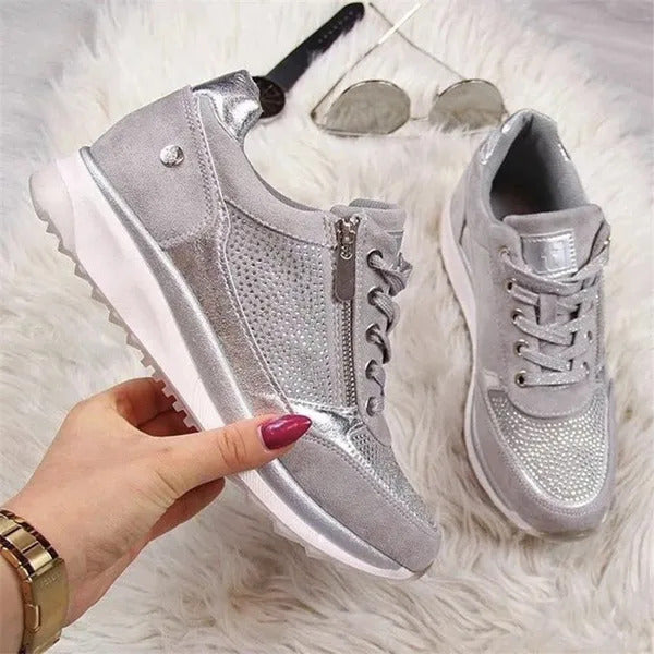 Beige kilklackssneakers för dam med dragkedja och mönstrad sula