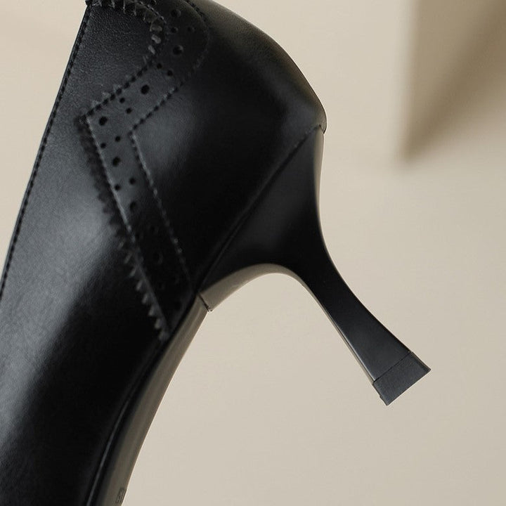 Stilrena pumps för dam sedda bakifrån med klackdetalj