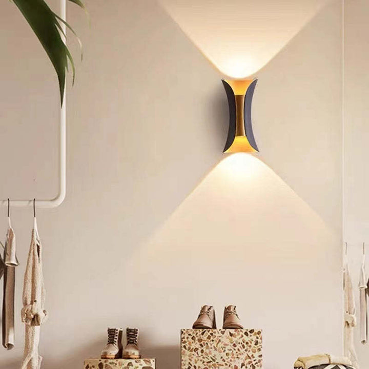Ljuseffekt från Arcora Curve LED utomhuslampa på mörk vägg