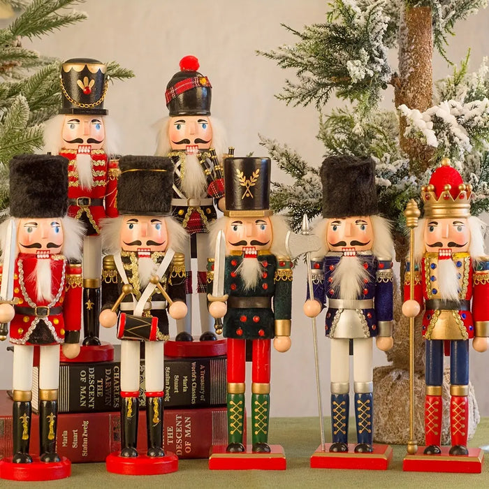Närbild på handmålad träfigur och nötknäppare för julmys och inredning
