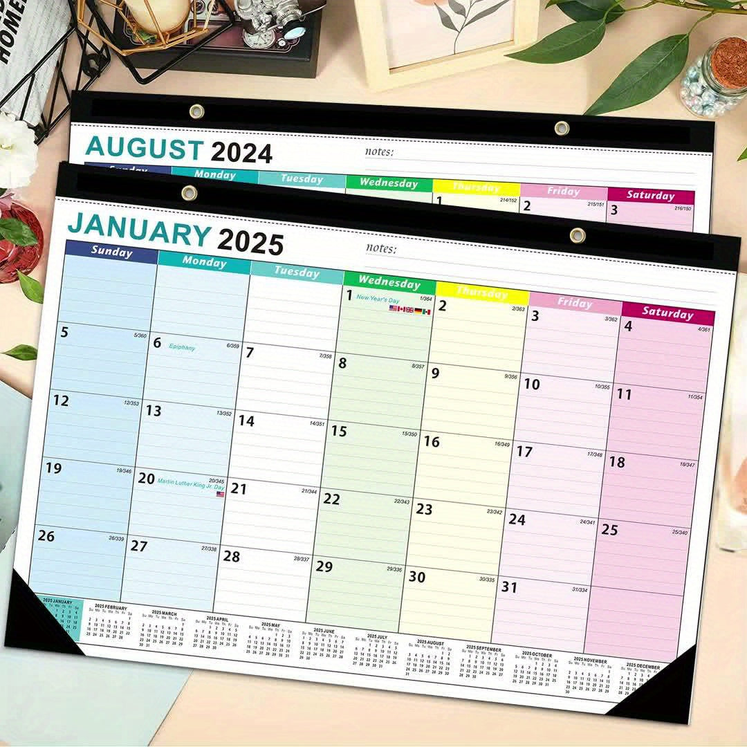 Kontorstillbehör som visar väggkalender upphängd i modern kontorsmiljö