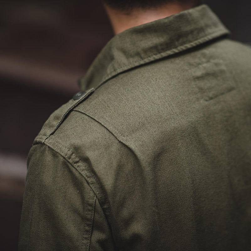 Detaljbild på axeln och kragen på den gröna field jacket-jackan
