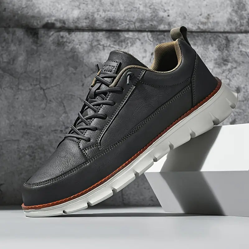 Kolgrå stödjande sneakers med robust design