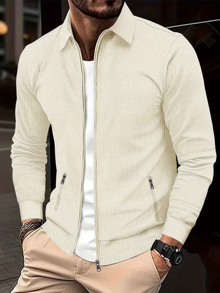 Man iklädd beige zip-up skjorta med dragkedja