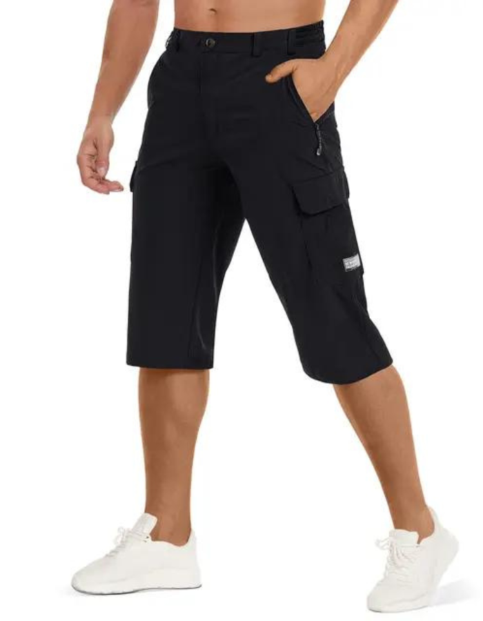 Herr i svarta taktiska friluftsshorts med dragkedja