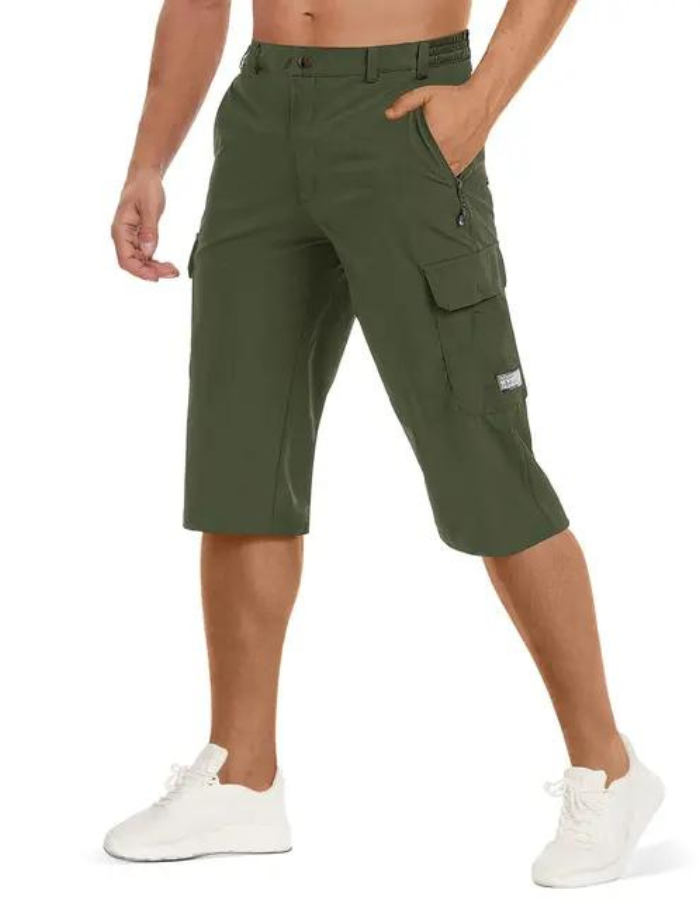 Gröna taktiska friluftsshorts i 3/4 capri-modell för män, visade framifrån