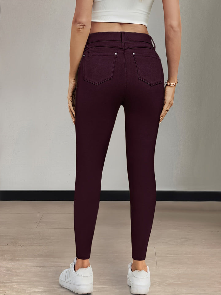 Klassiska mörkblå damjeans med slim fit sett bakifrån