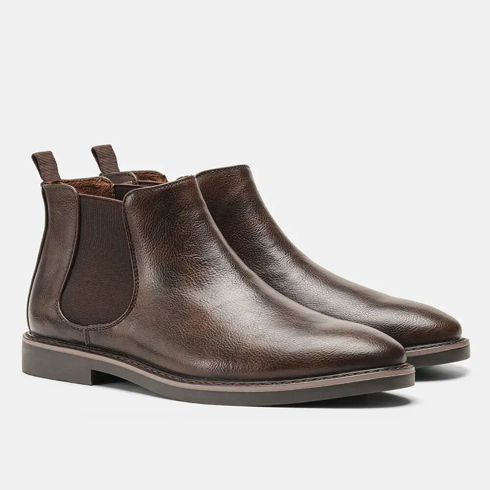 Närbild på häl och sula av eleganta herrskor