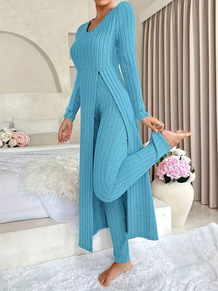 Dam i påfågelsblått ribbat loungewear-set med lång tunika och byxor