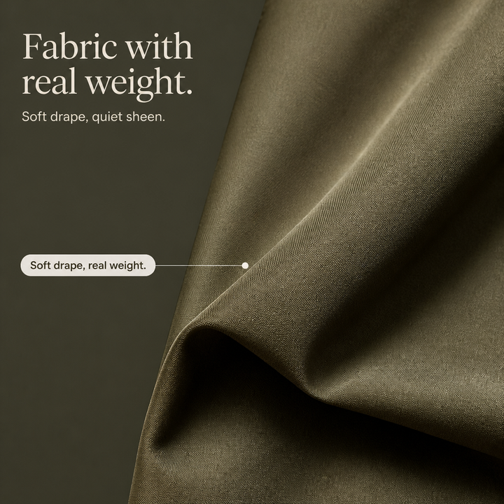 Trenchcoatens knappar och fickdetaljer i minimalistisk design