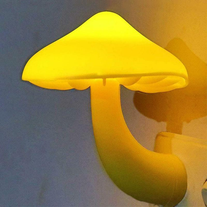 "Charmig gul svampformad nattlampa med LED-belysning, skapar mysig atmosfär, kompakt design, placeras enkelt."